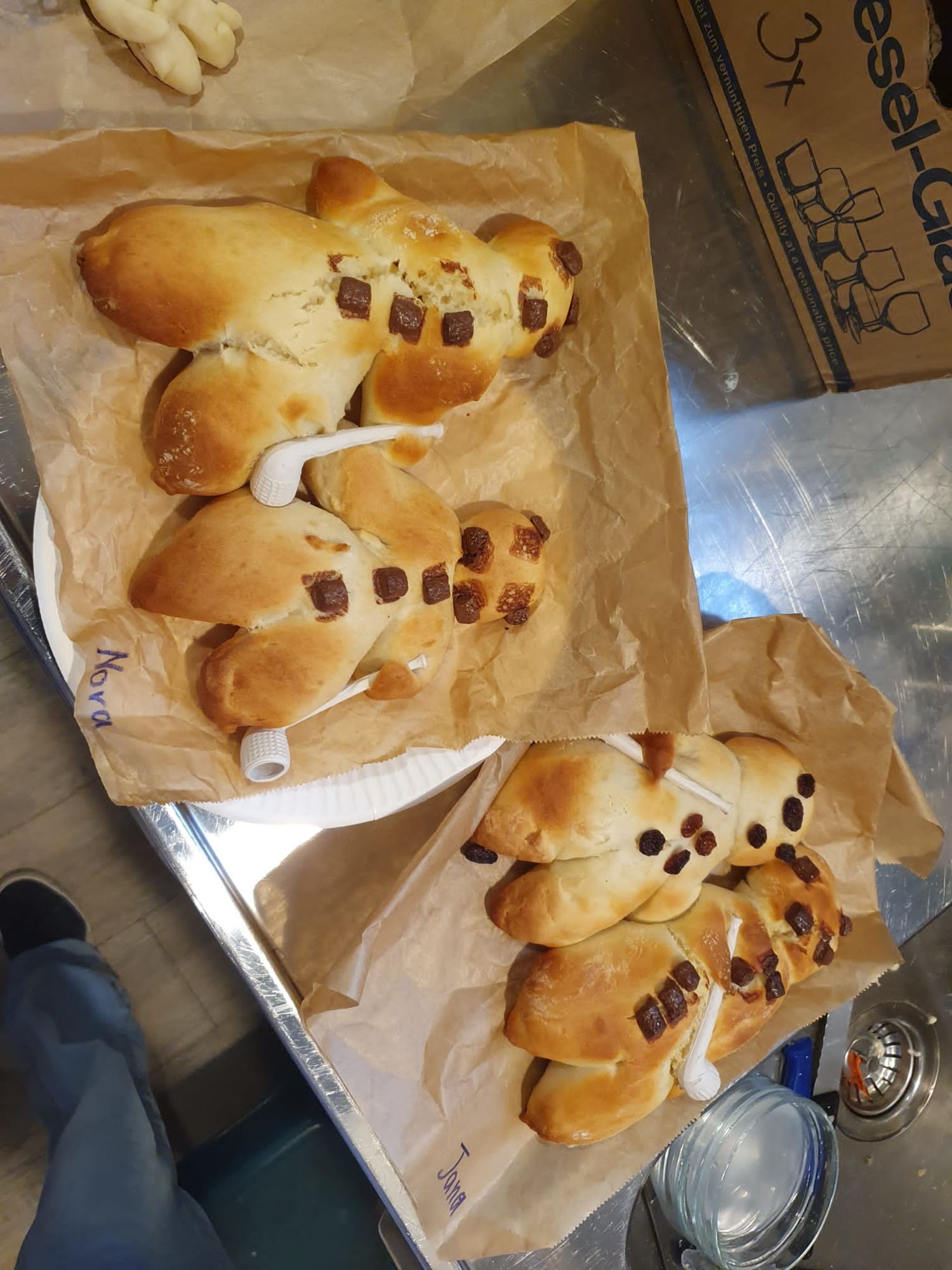 Frisch gebackene Weckmänner, verziert mit Rosinen und Tonpfeifen.