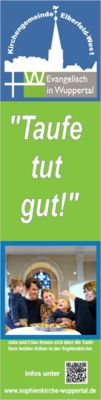 Ein Info-Banner der Kirchengemeinde Elberfeld-West zum Thema Taufe mit dem Titel „Taufe tut gut!“ und dem Foto einer glücklichen Familie am Taufbecken.
